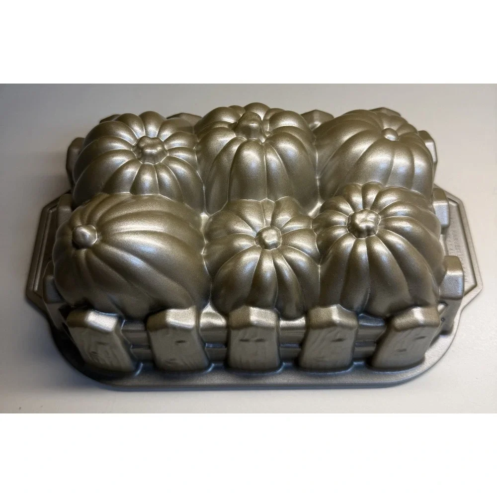 Nordic Ware Goldtone Pumpkin Harvest Loaf Pan 6 Cup‎ 1.4L Fall Thanksgiving EUC